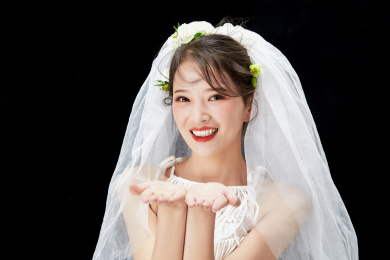 黑色背景下的美妆新娘人像