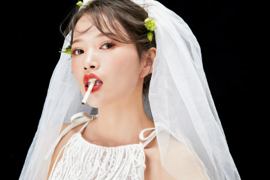 黑色背景下的美妆新娘人像