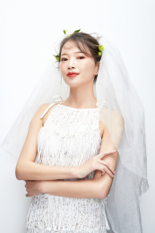 白色背景下的新娘美妆人像
