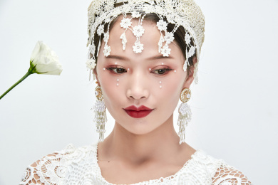 棚拍白色背景下的新娘美妆