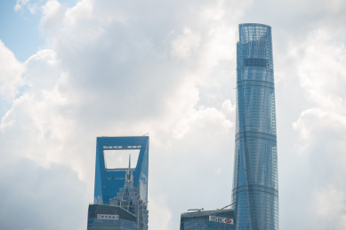 从中国上海外滩眺望陆家嘴标志建筑