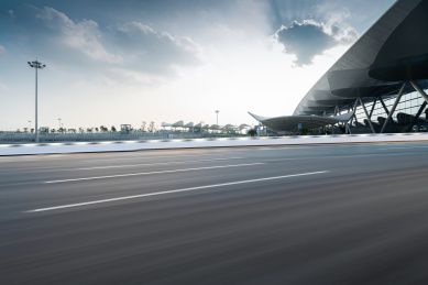 白昼晴天速度感运动模糊的广州白云机场道路