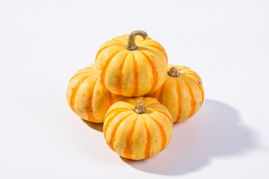 放在白背景上的四个小南瓜