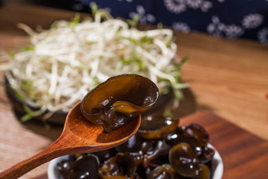 放在木勺里的小碗耳