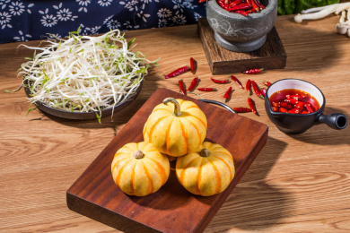 放在木板上的三个贝贝小南瓜