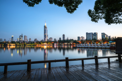 南京玄武湖紫峰大厦夜景