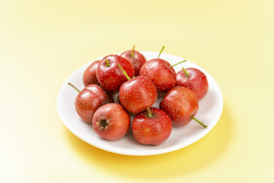 山楂红果特写黄色莫兰迪色系背景