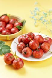 山楂红果特写黄色莫兰迪色系背景