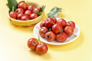 山楂红果特写黄色莫兰迪色系背景