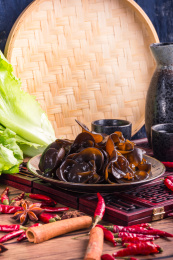 装在复古盘里的秋碗耳