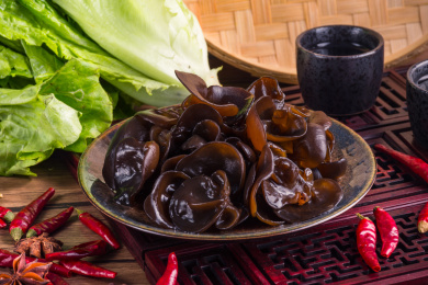 装在复古盘里的秋碗耳