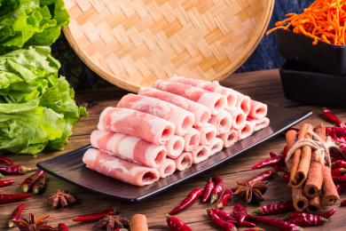 装在黑色长盘里的羊肉卷