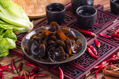 装在复古盘里的秋碗耳