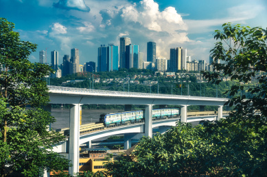 轻轨穿梭在中国重庆市中心