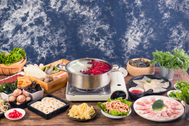 桌子上丰盛的火锅食材和鸳鸯锅平拍