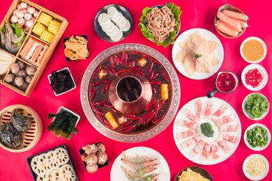 一桌丰盛的食材和北京火锅俯拍