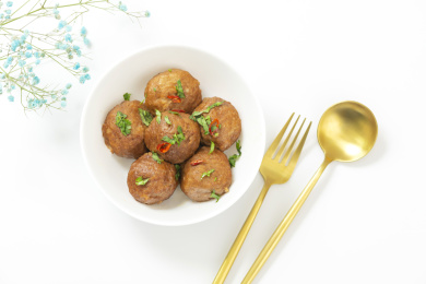 美味的猪肉丸子特写白色背景