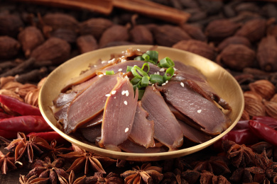 铜盘里的川味卤菜卤鸭胗卤鸡胗