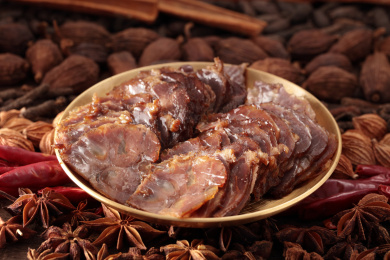 铜盘里的川味卤菜卤牛肉