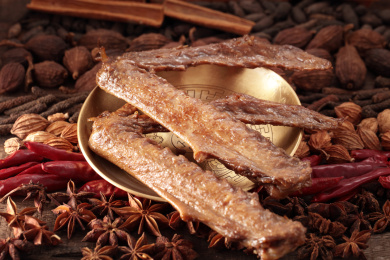 铜盘里的川味卤菜卤菜卤鸭翅