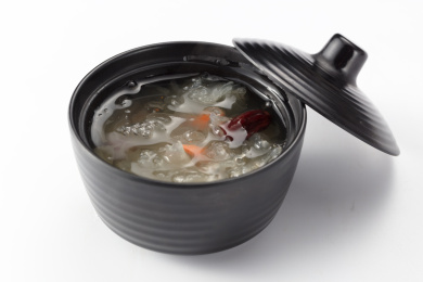 黑色盅里的银耳羹