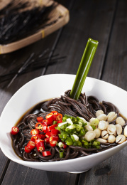 美味的中国菜，酸辣蕨根粉