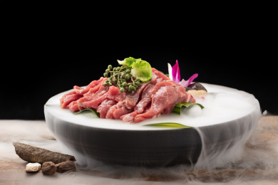 黑色碗里的火锅菜品新鲜瘦肉片
