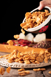 陶碗里往下掉落的重庆麻辣特产怪味胡豆瓣