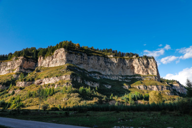 蓝天下的高原悬崖峭壁