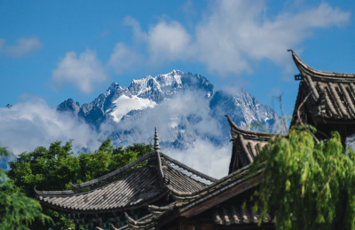 云南丽江古城视角下的玉龙雪山