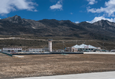 四川甘孜藏族自治州高山下的康定机场