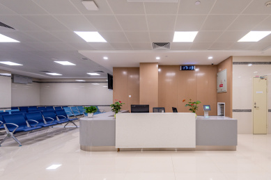 宽敞的室内摆放着整齐的休息椅