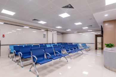 宽敞的室内摆放着整齐的休息椅