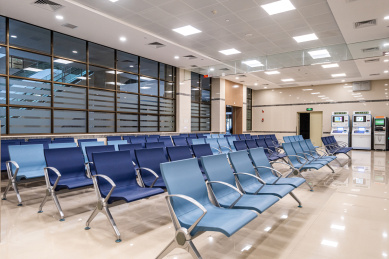 宽敞的室内摆放着整齐的休息椅