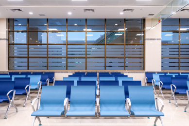 宽敞的室内摆放着整齐的休息椅