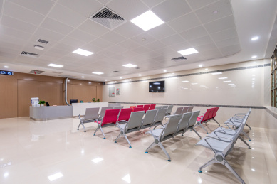 宽敞的室内摆放着整齐的休息椅