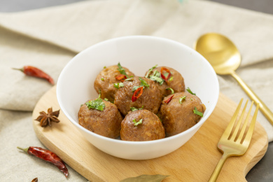 美味的猪肉丸子特写黑色背景