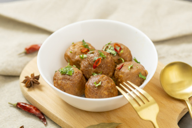 美味的猪肉丸子特写黑色背景