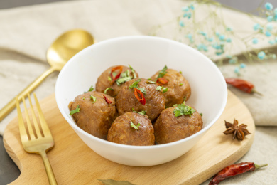 美味的猪肉丸子特写黑色背景