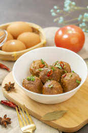 美味的猪肉丸子特写黑色背景