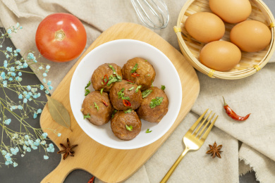 美味的猪肉丸子特写黑色背景