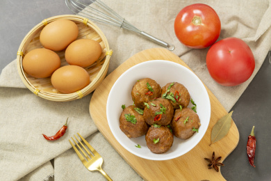 美味的猪肉丸子特写黑色背景