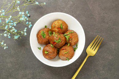 美味的猪肉丸子特写黑色背景