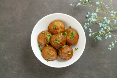 美味的猪肉丸子特写黑色背景