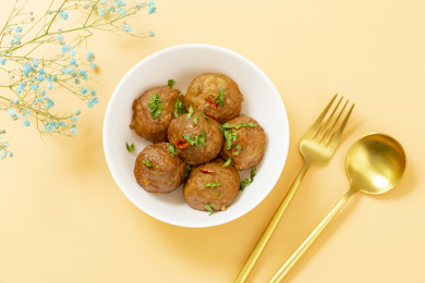 一碗美味的猪肉丸子特写黄色莫兰迪色系背景