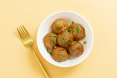 一碗美味的猪肉丸子特写黄色莫兰迪色系背景