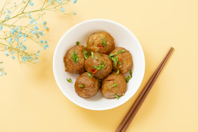 一碗美味的猪肉丸子特写黄色莫兰迪色系背景