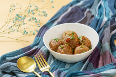 一碗美味的猪肉丸子特写黄色莫兰迪色系背景