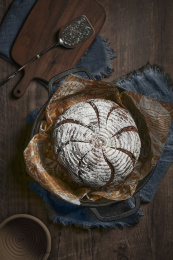 放在铸铁锅里的欧包 面包