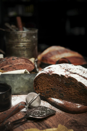 放在铁盘和砧板上的黑加仑可可面包欧包